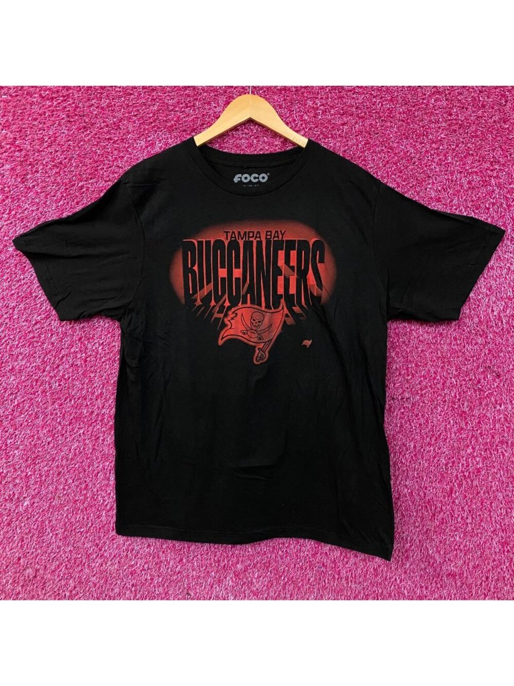 FOCO NFL Tampa Bay Buccaneer Team Logo Graphic T-Shirt XL